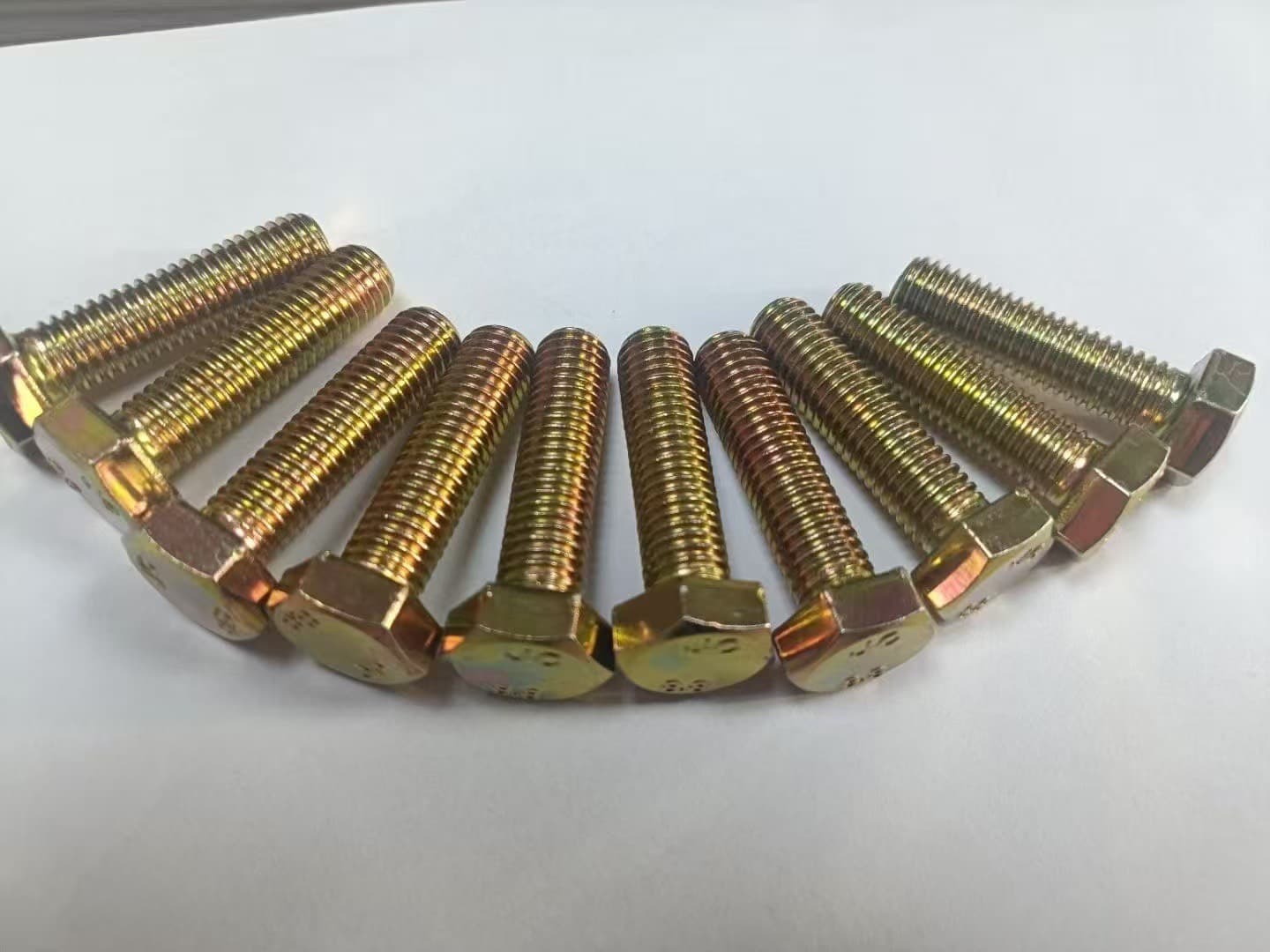 น็อตหัวหกเหลี่ยม ชุบรุ้ง