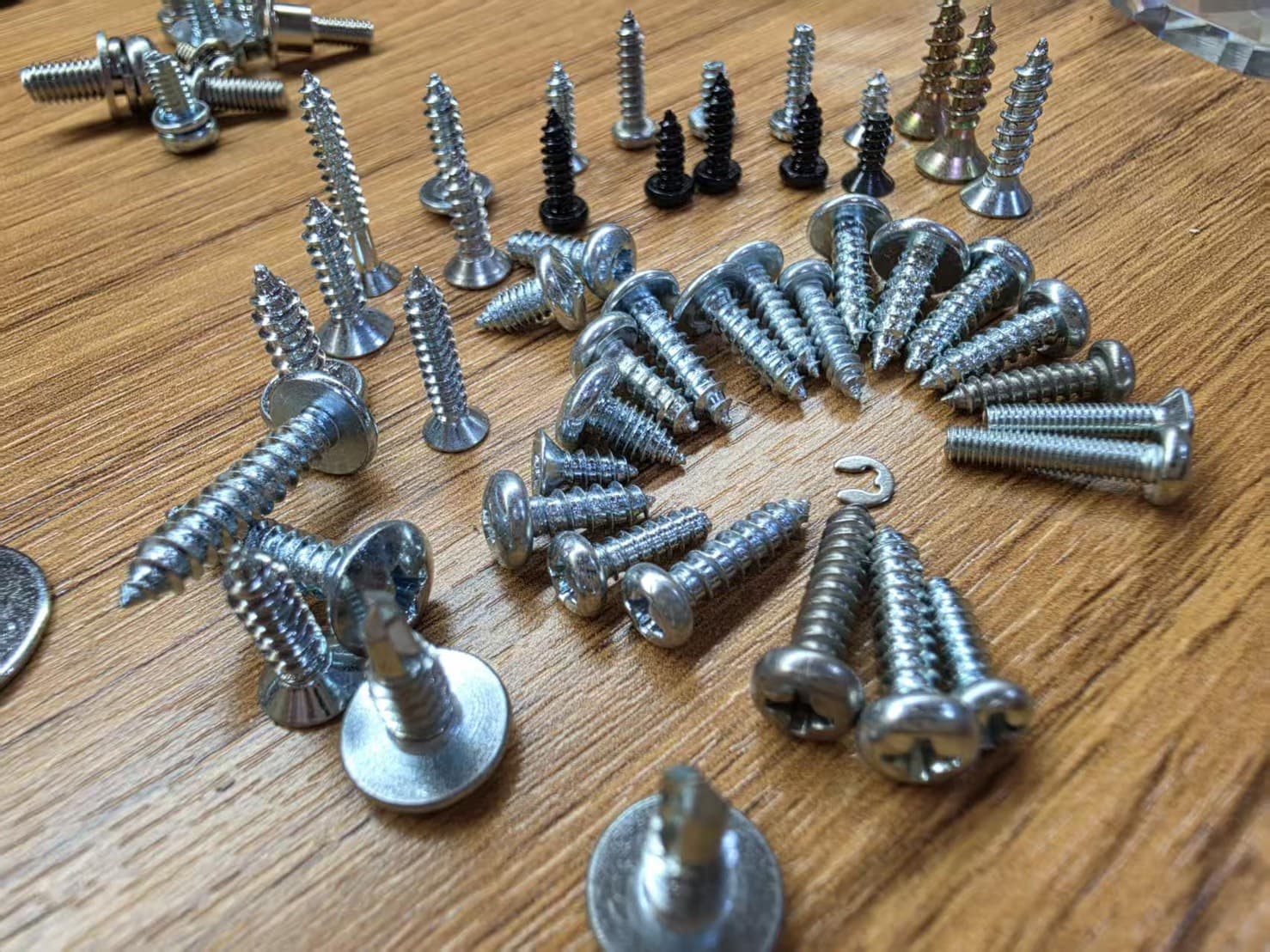 สกรูเกลียวปล่อย